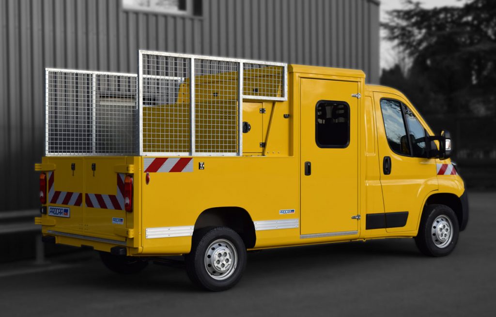 7264568-Pick-up-Double-cabine-réhausses-coffre